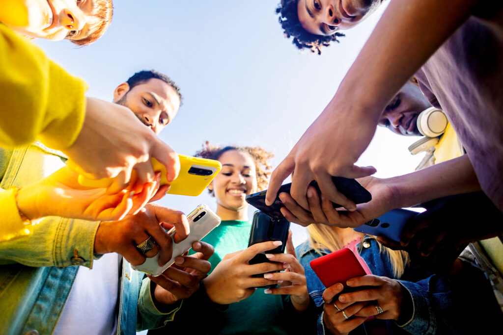 Jóvenes utilizando tips para redes sociales